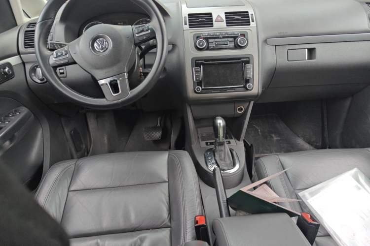 Used Volkswagen Touran 2013 1.4T DSG Crystal Edition 5-Seater Center Console