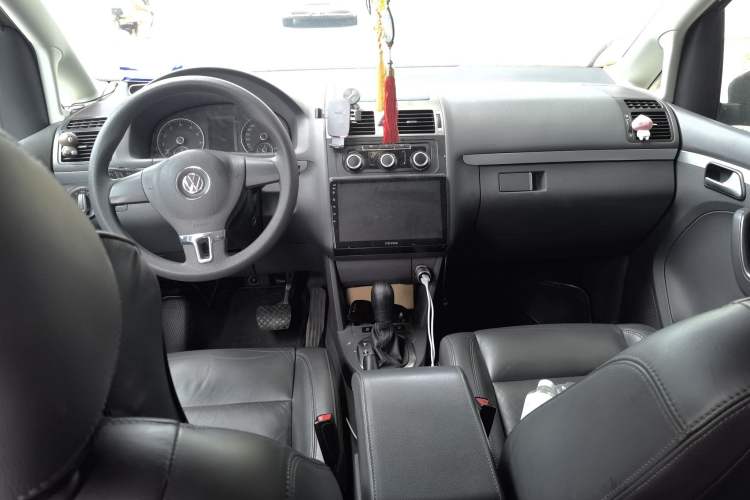 Used Volkswagen Touran 2013 1.4T DSG Comfort Edition 5-Seater Center Console
