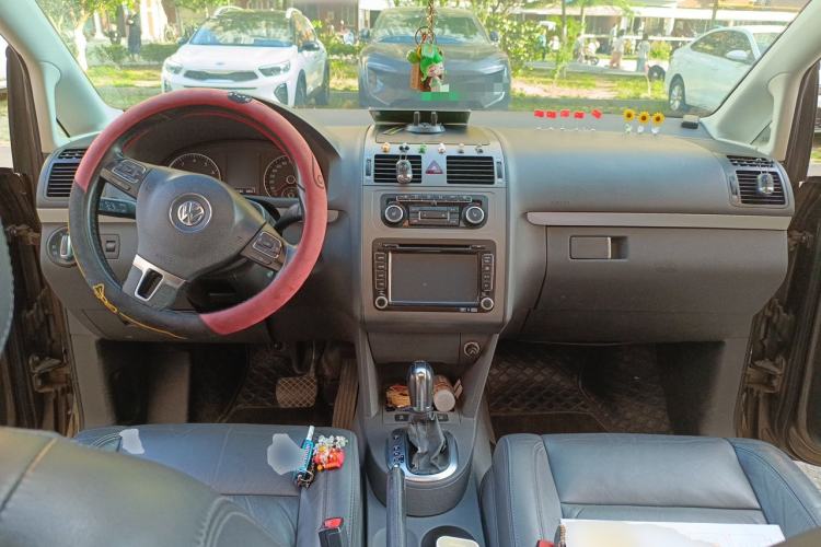 Used Volkswagen Touran 2013 1.4T DSG Brilliant Edition 7-Seater Center Console