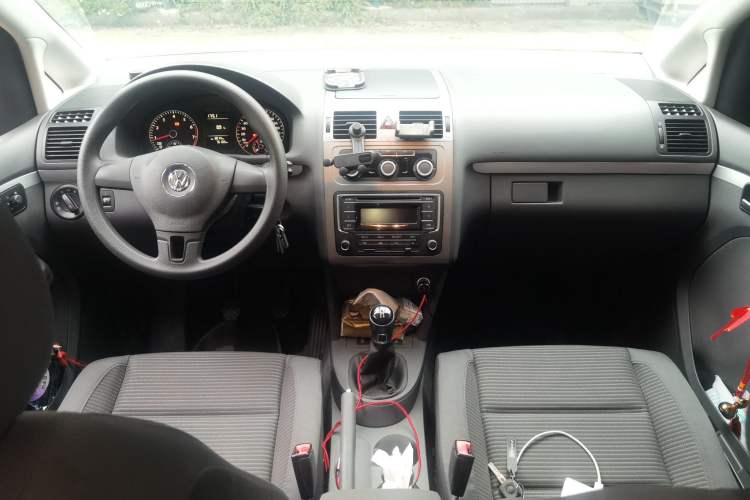 Used Volkswagen Touran 2013 1.4T Manual Fashion Edition 5 Seats Center Console