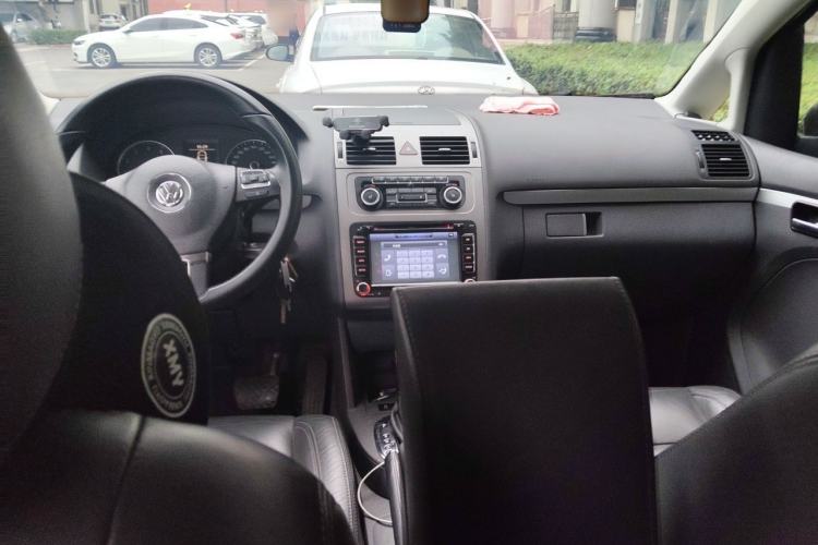Used Volkswagen Touran 2013 1.4T DSG Smart Edition 7-Seater Center Console
