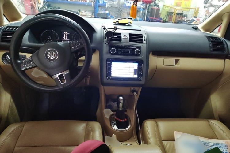 Used Volkswagen Touran 2013 1.4T DSG Smart Edition 5-seater Center Console