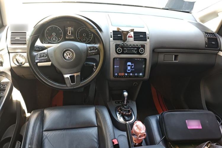 Used Volkswagen Touran 2013 1.4T DSG Crystal Edition 5-Seater Center Console