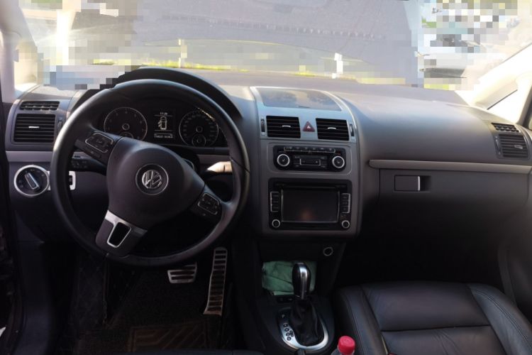 Used Volkswagen Touran 2013 1.4T DSG Crystal Edition 5-Seater Center Console