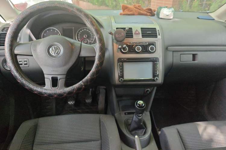 Used Volkswagen Touran 2013 1.4T Manual Fashion Edition 5 Seats Center Console
