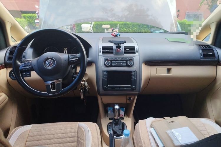 Used Volkswagen Touran 2013 1.4T DSG Crystal Edition 5-Seater Center Console