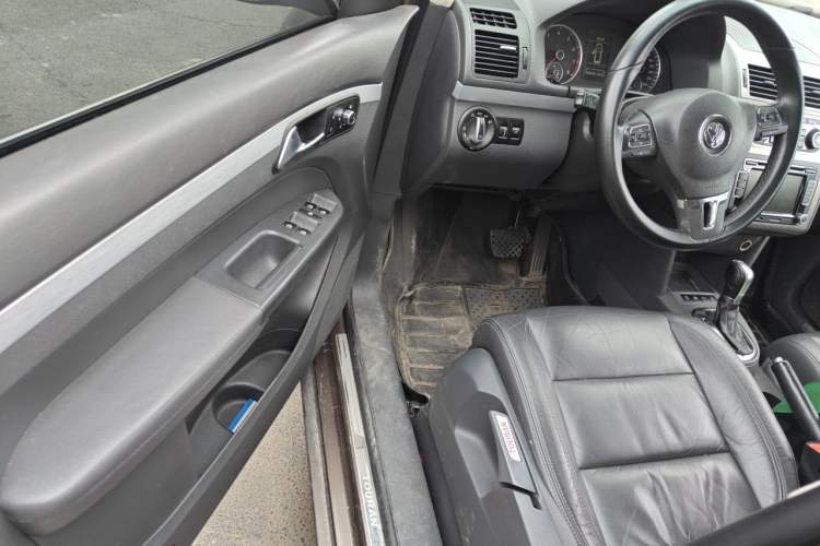 Used Volkswagen Touran 2013 1.4T DSG Crystal Edition 5-Seater Driver Seat