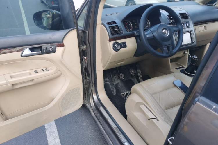 Used Volkswagen Touran 2013 1.4T Manual Comfort Edition 5-Seater Driver Seat