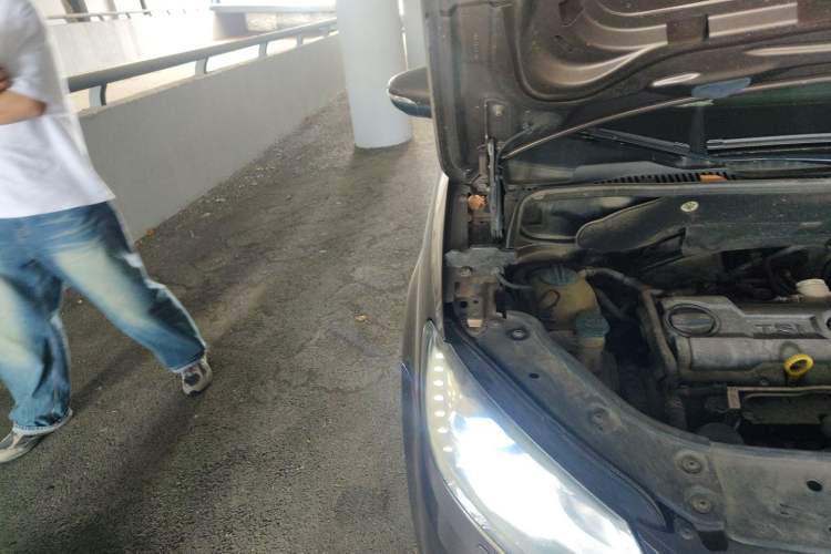 Used Volkswagen Touran 2013 1.4T Manual Comfort Edition 5-Seater Engine Bay Right