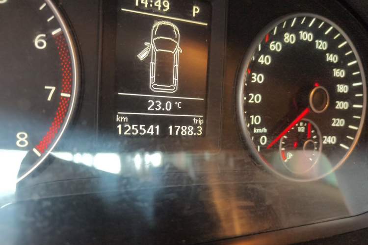 Used Volkswagen Touran 2013 1.4T DSG Crystal Edition 5-Seater Odometer Close Up