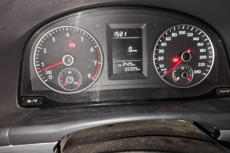 Used Volkswagen Touran 2013 1.4T Manual Fashion Edition 5 Seats Odometer Close Up