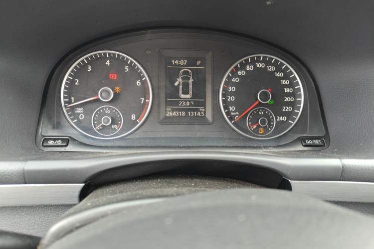 Used Volkswagen Touran 2013 1.4T DSG Crystal Edition 5-Seater Odometer Close Up