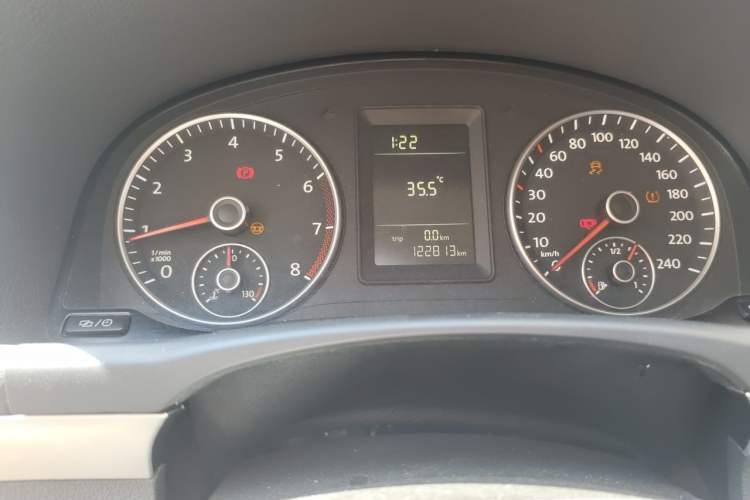 Used Volkswagen Touran 2013 1.4T Manual Fashion Edition 5 Seats Odometer Close Up