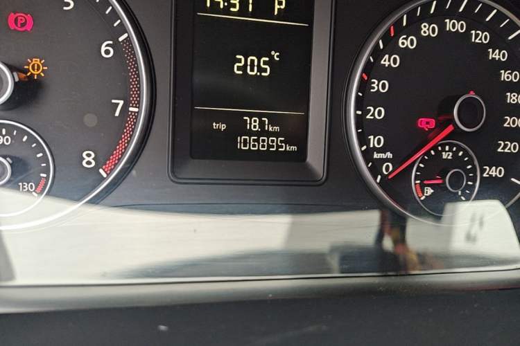 Used Volkswagen Touran 2013 1.4T DSG Comfort Edition 5-Seater Odometer Close Up