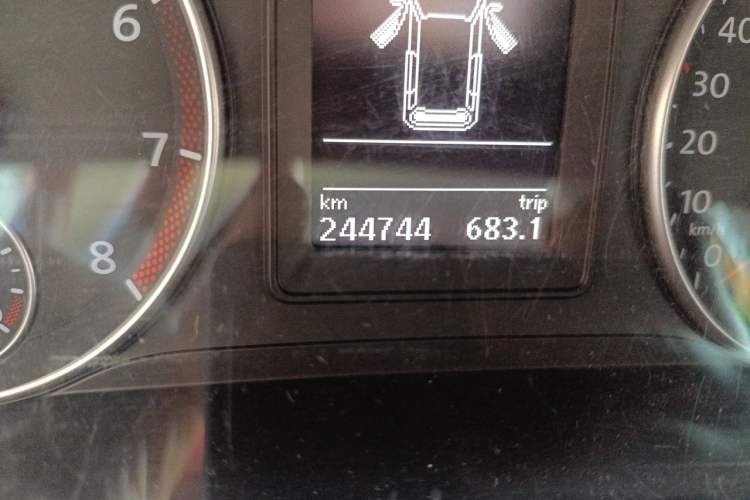 Used Volkswagen Touran 2013 1.4T DSG Brilliant Edition 7-Seater Odometer Close Up