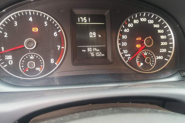 Used Volkswagen Touran 2013 1.4T Manual Fashion Edition 5 Seats Odometer Close Up