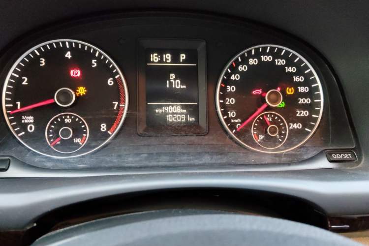Used Volkswagen Touran 2013 1.4T DSG Comfort Edition 5-Seater Odometer Close Up