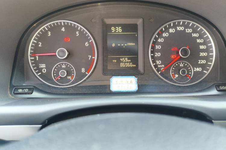 Used Volkswagen Touran 2013 1.4T Manual Fashion Edition 5 Seats Odometer Close Up