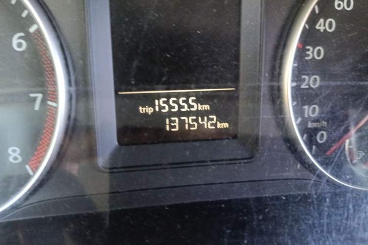 Used Volkswagen Touran 2013 1.4T Manual Fashion Edition 5 Seats Odometer Close Up