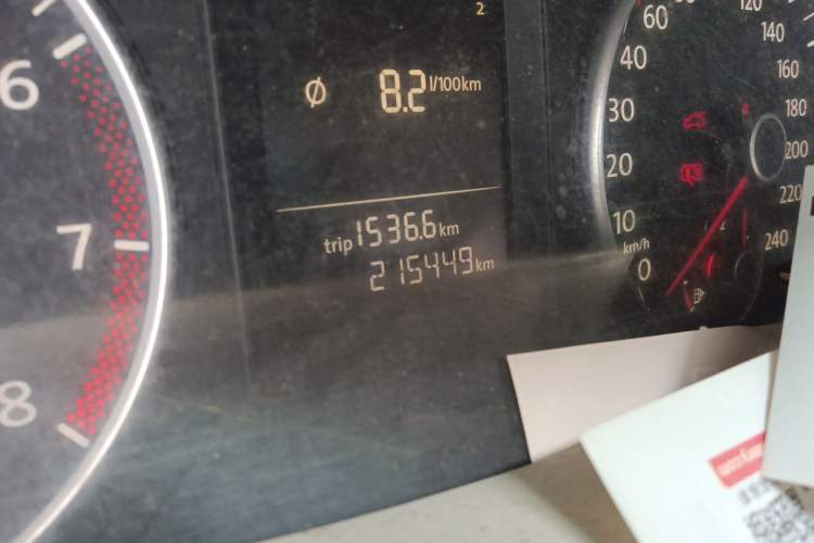 Used Volkswagen Touran 2013 1.4T Manual Fashion Edition 5 Seats Odometer Close Up