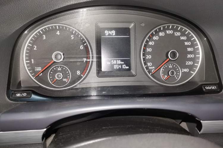 Used Volkswagen Touran 2013 1.4T Manual Fashion Edition 5 Seats Odometer Close Up