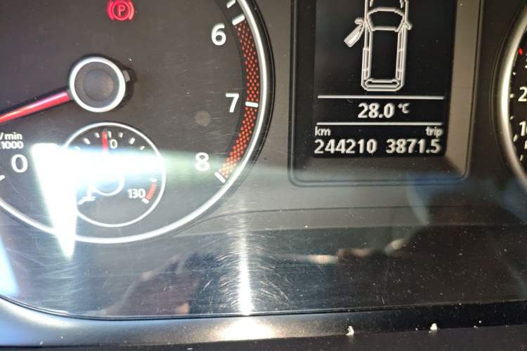Used Volkswagen Touran 2013 1.4T DSG Crystal Edition 5-Seater Odometer Close Up
