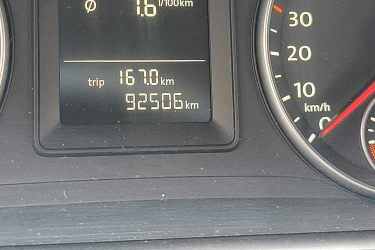 Used Volkswagen Touran 2013 1.4T Manual Fashion Edition 5 Seats Odometer Close Up