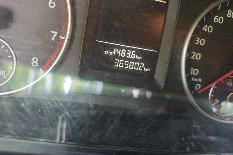 Used Volkswagen Touran 2013 1.4T Manual Fashion Edition 5 Seats Odometer Close Up