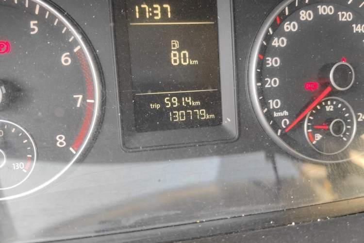Used Volkswagen Touran 2013 1.4T Manual Fashion Edition 5 Seats Odometer Close Up