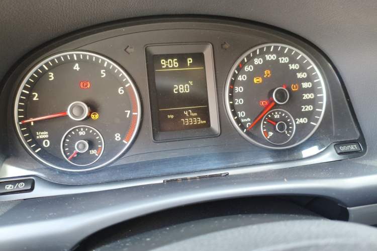 Used Volkswagen Touran 2013 1.4T DSG Comfort Edition 5-Seater Odometer Close Up