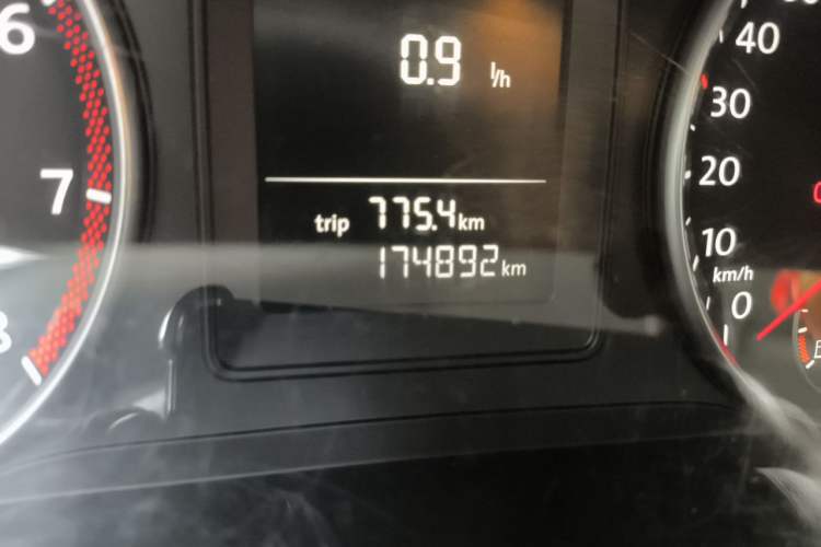 Used Volkswagen Touran 2013 1.4T Manual Fashion Edition 5 Seats Odometer Close Up