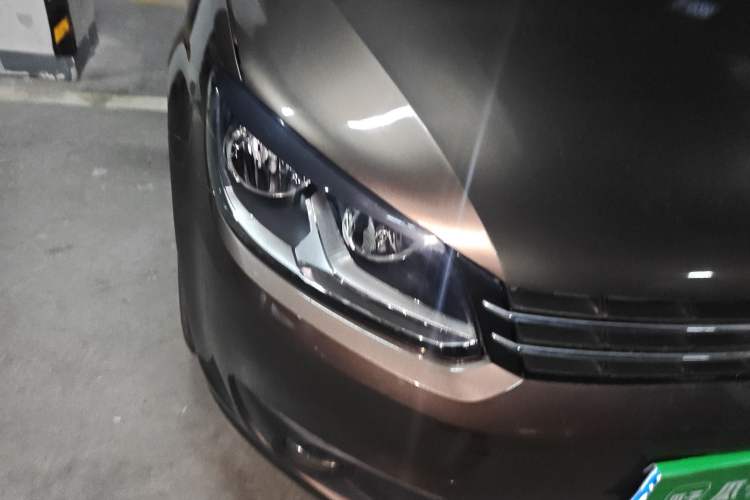 Used Volkswagen Touran 2013 1.4T Manual Fashion Edition 5 Seats Right Front Headlight
