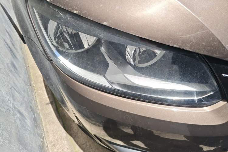 Used Volkswagen Touran 2013 1.4T Manual Fashion Edition 5 Seats Right Front Headlight
