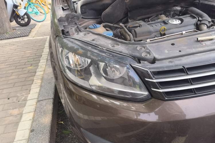 Used Volkswagen Touran 2013 1.4T DSG Comfort Edition 5-Seater Right Front Headlight