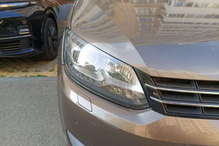 Used Volkswagen Touran 2013 1.4T DSG Brilliant Edition 7-Seater Right Front Headlight