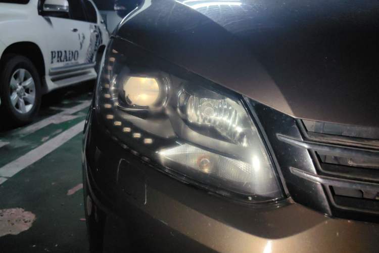 Used Volkswagen Touran 2013 1.4T DSG Comfort Edition 5-Seater Right Front Headlight