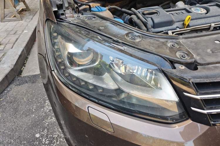 Used Volkswagen Touran 2013 1.4T DSG Crystal Edition 5-Seater Right Front Headlight