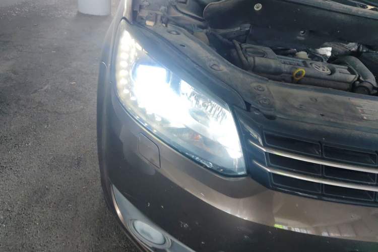 Used Volkswagen Touran 2013 1.4T Manual Comfort Edition 5-Seater Right Front Headlight