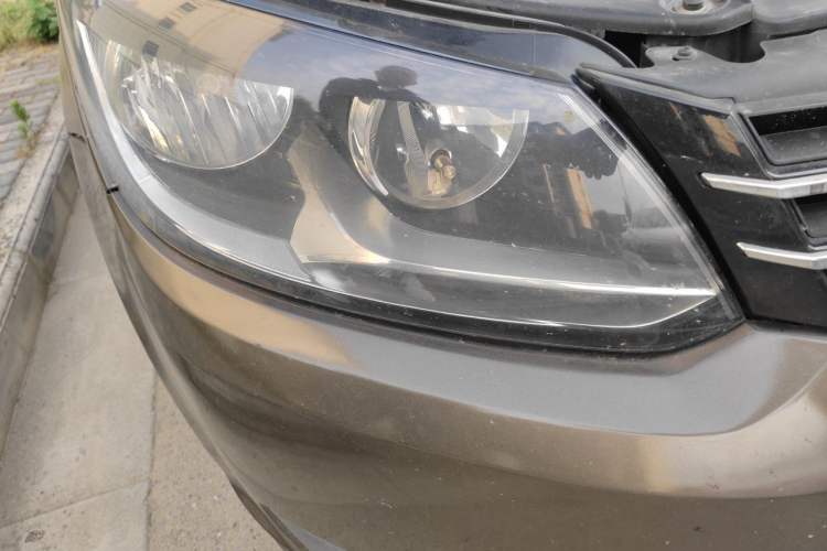 Used Volkswagen Touran 2013 1.4T Manual Fashion Edition 5 Seats Right Front Headlight