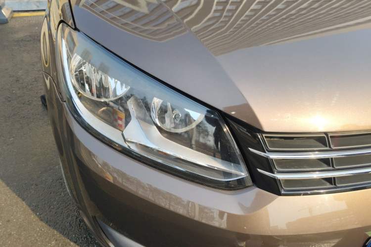 Used Volkswagen Touran 2013 1.4T Manual Fashion Edition 5 Seats Right Front Headlight