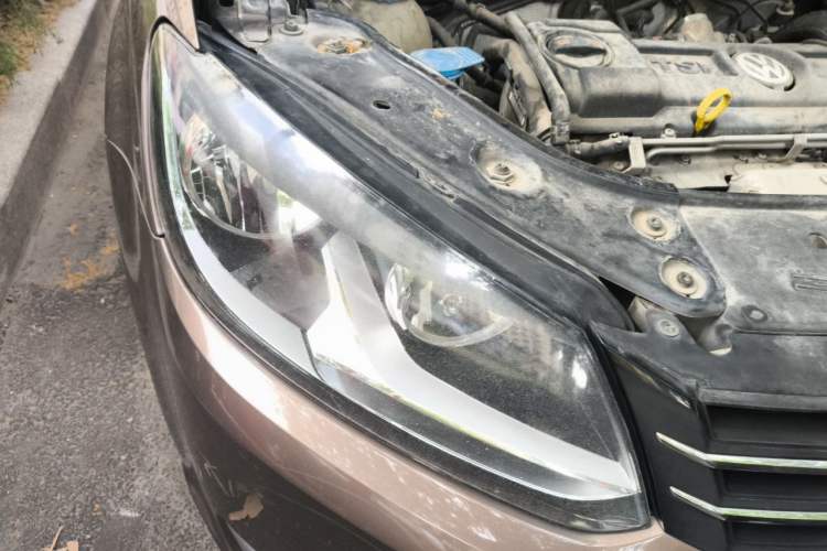 Used Volkswagen Touran 2013 1.4T Manual Fashion Edition 5 Seats Right Front Headlight