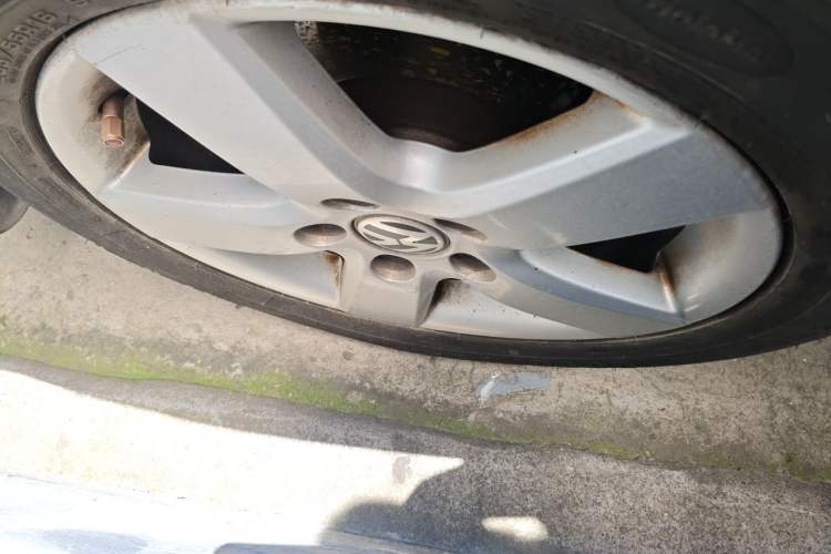 Used Volkswagen Touran 2013 1.4T Manual Fashion Edition 5 Seats Right Front Wheel Hub