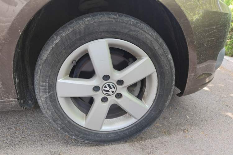 Used Volkswagen Touran 2013 1.4T Manual Fashion Edition 5 Seats Right Front Wheel Hub