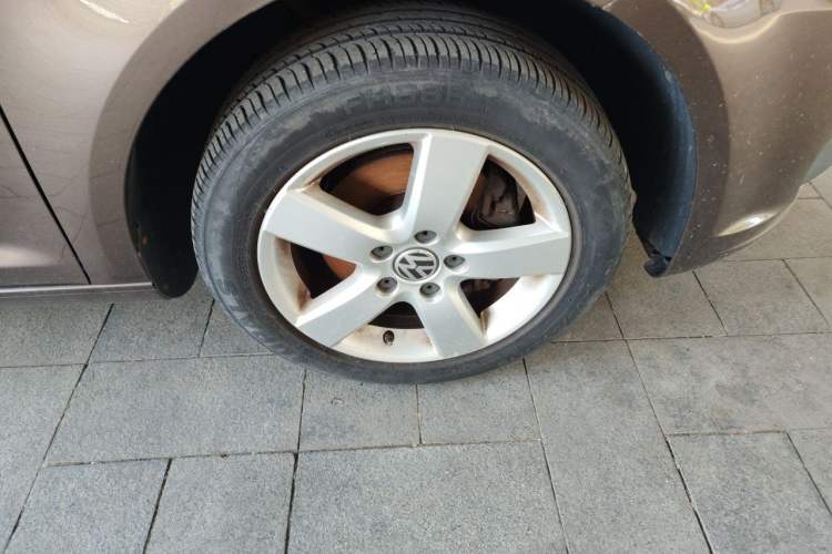 Used Volkswagen Touran 2013 1.4T Manual Fashion Edition 5 Seats Right Front Wheel Hub