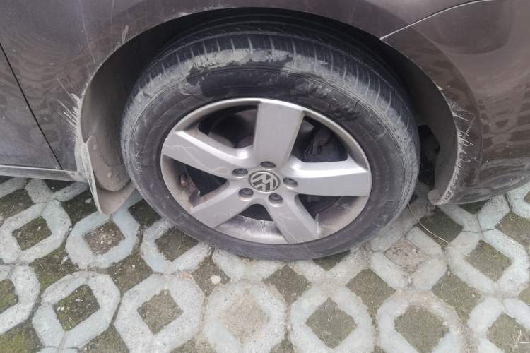 Used Volkswagen Touran 2013 1.4T Manual Fashion Edition 5 Seats Right Front Wheel Hub