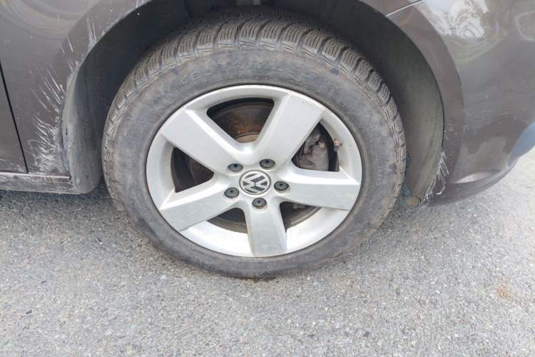 Used Volkswagen Touran 2013 1.4T Manual Fashion Edition 5 Seats Right Front Wheel Hub