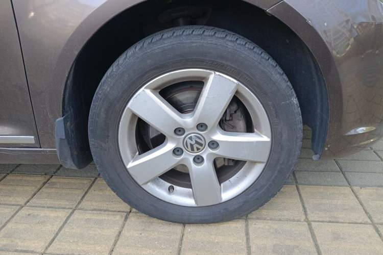 Used Volkswagen Touran 2013 1.4T Manual Fashion Edition 5 Seats Right Front Wheel Hub