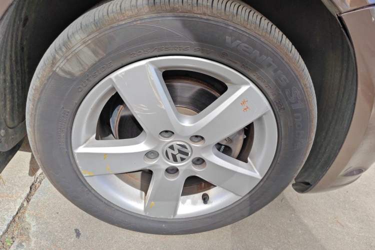 Used Volkswagen Touran 2013 1.4T Manual Fashion Edition 5 Seats Right Front Wheel Hub