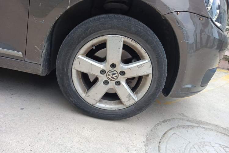 Used Volkswagen Touran 2013 1.4T Manual Fashion Edition 5 Seats Right Front Wheel Hub
