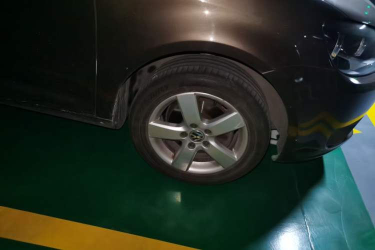 Used Volkswagen Touran 2013 1.4T Manual Fashion Edition 5 Seats Right Front Wheel Hub